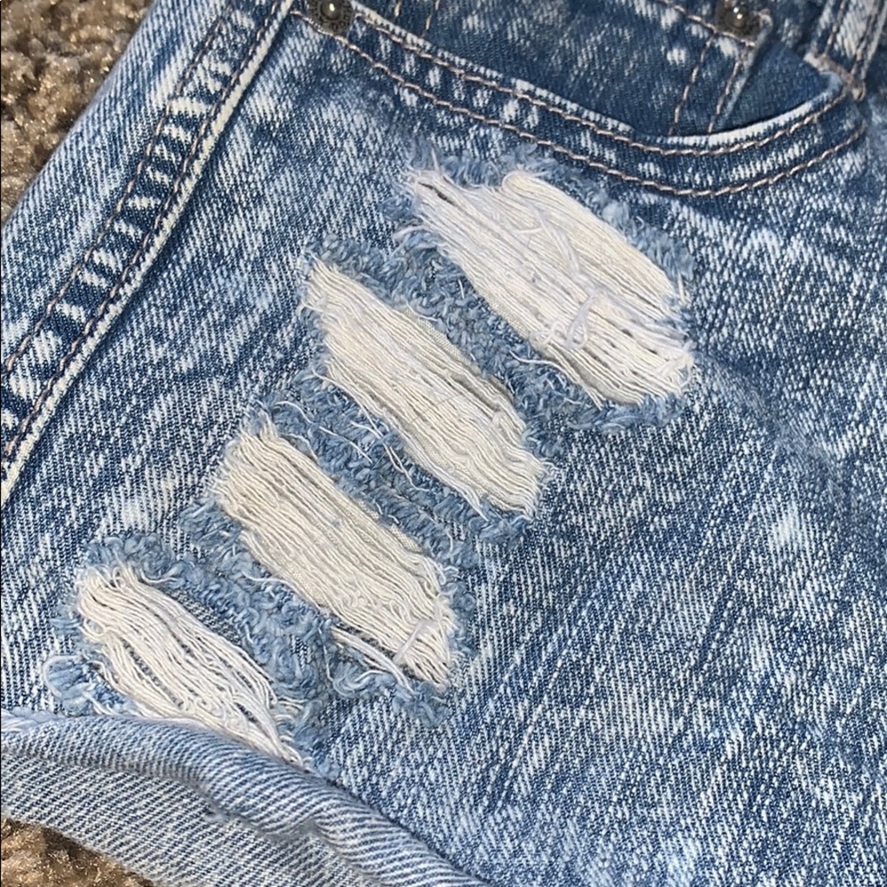 Distressed Jean shorts - Picture 6 of 10